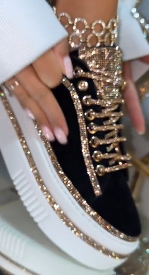 Velúr tornacipő strasszokkal és fűzőkkel