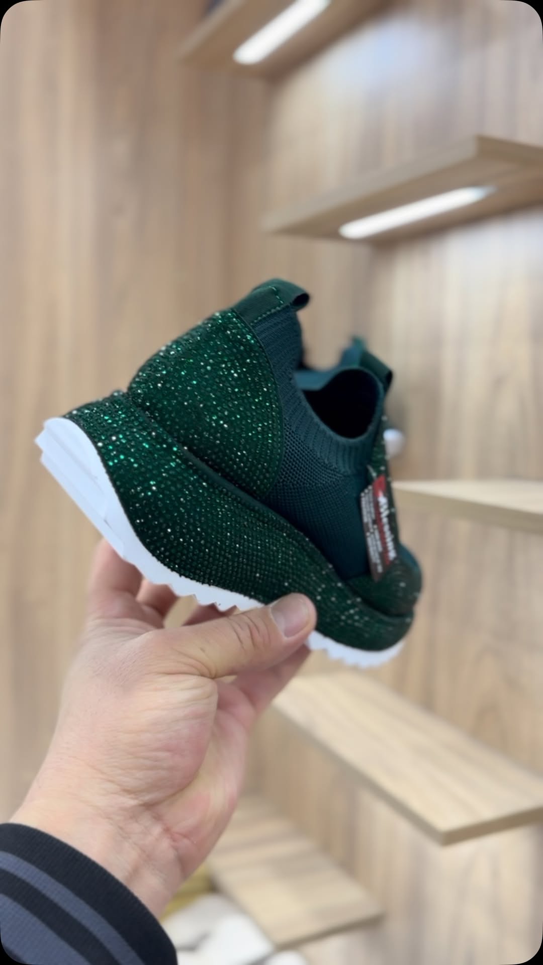 Divatos, mindennapi cipők kristályokkal