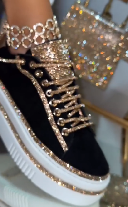 Velúr tornacipő strasszokkal és fűzőkkel