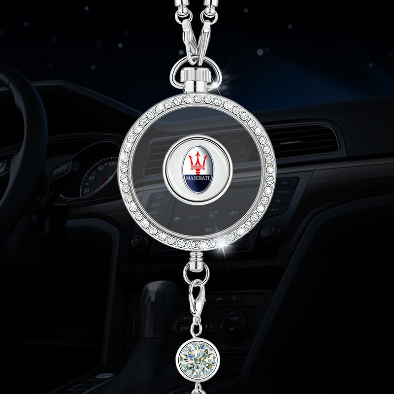 Autó aromaterápiás logós medál fémből és gyémántokból