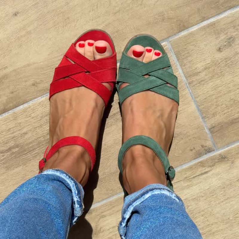 Női üreges csatos szandálok