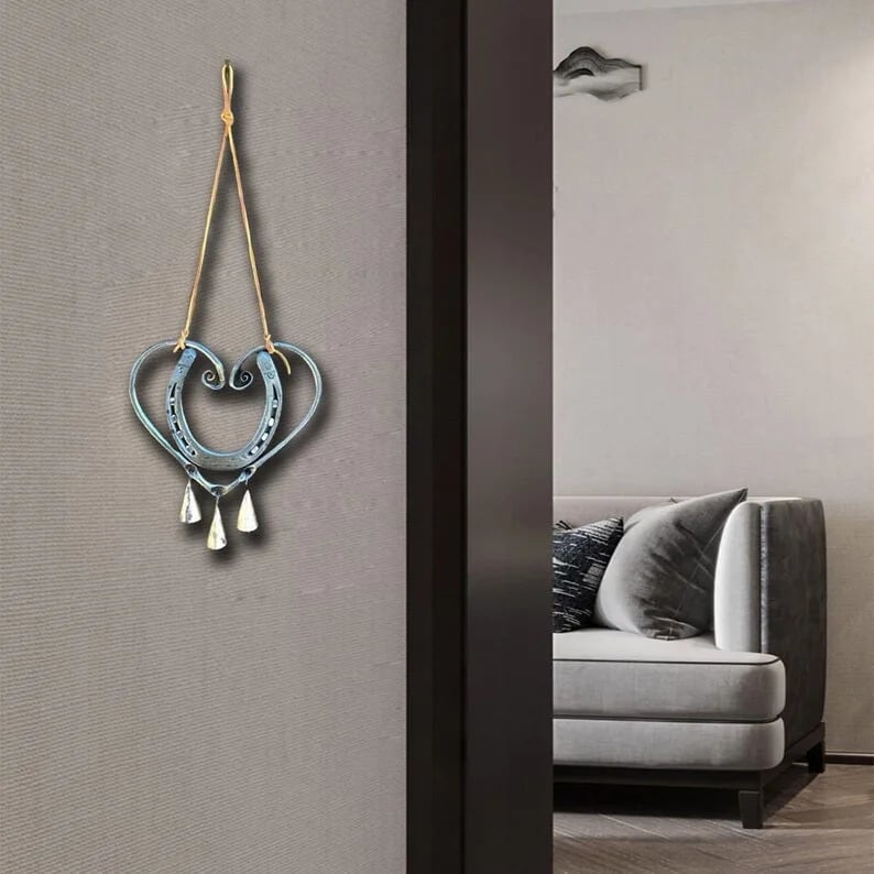 Kézzel készített szerencsegóng acél szegekkel