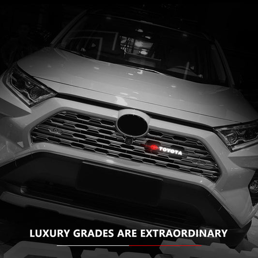 Forró akció ✨50% kedvezmény ✨Stílusos, hangulatos LED lámpa logóval az autó középső hűtőrácsára