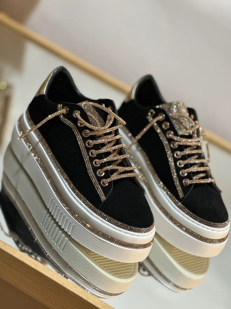 Velúr tornacipő strasszokkal és fűzőkkel