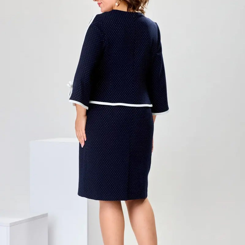 Elegáns felső masnival és hátul hasított szoknyával