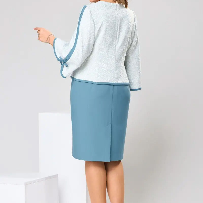 Elegáns felső masnival és hátul hasított szoknyával