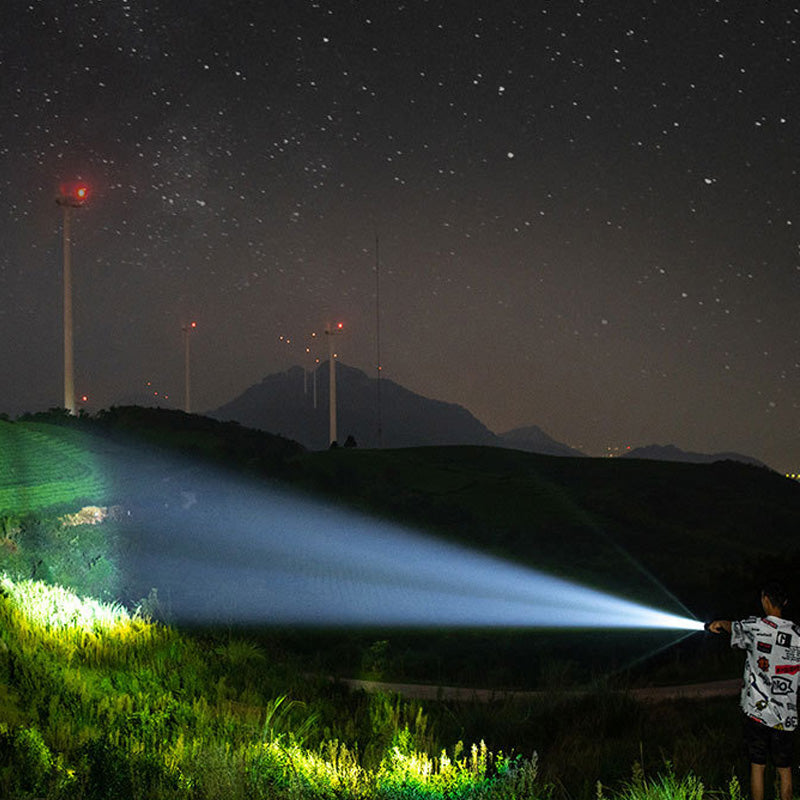 LED-es zseblámpa erős fénnyel és kihúzható testtel